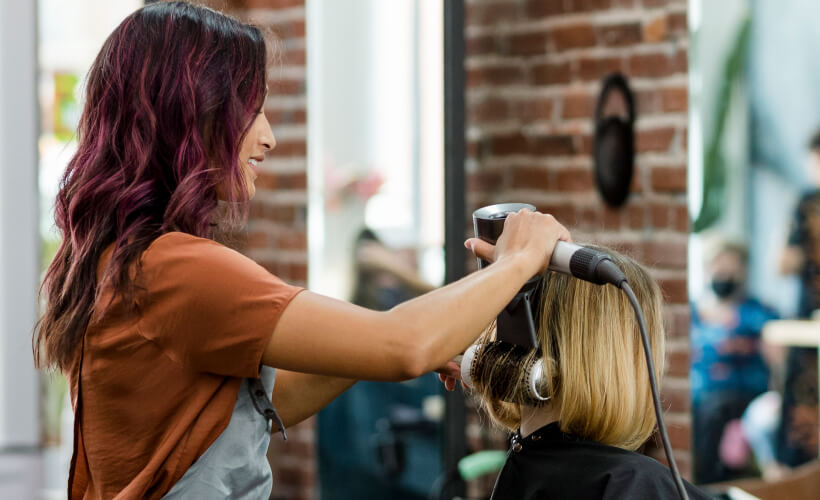 Salon Wael Coif Liban - Coiffeur au travail